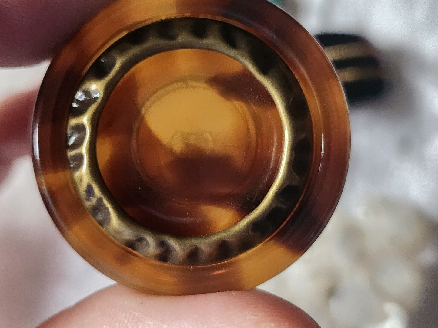 Enorme bouton vintage style ecaille marron jaspé lourd épais pied 38 mm ref 5616