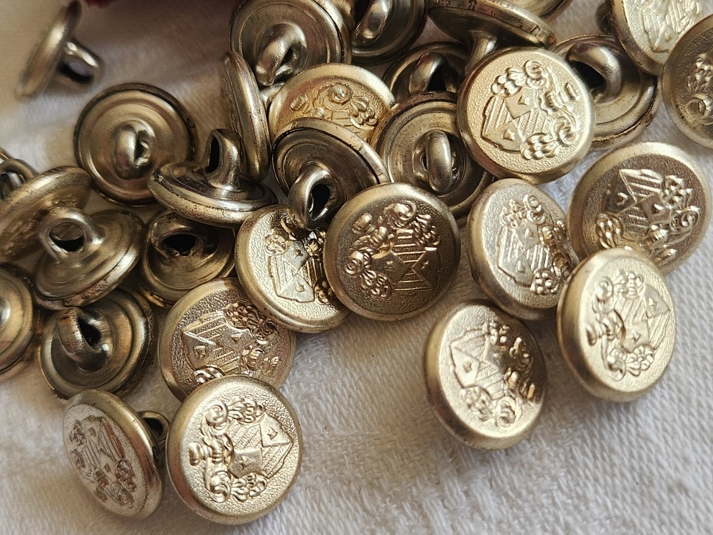 Lot 15 boutons vintage en métal argenté blason 1,3 cm ref 1276
