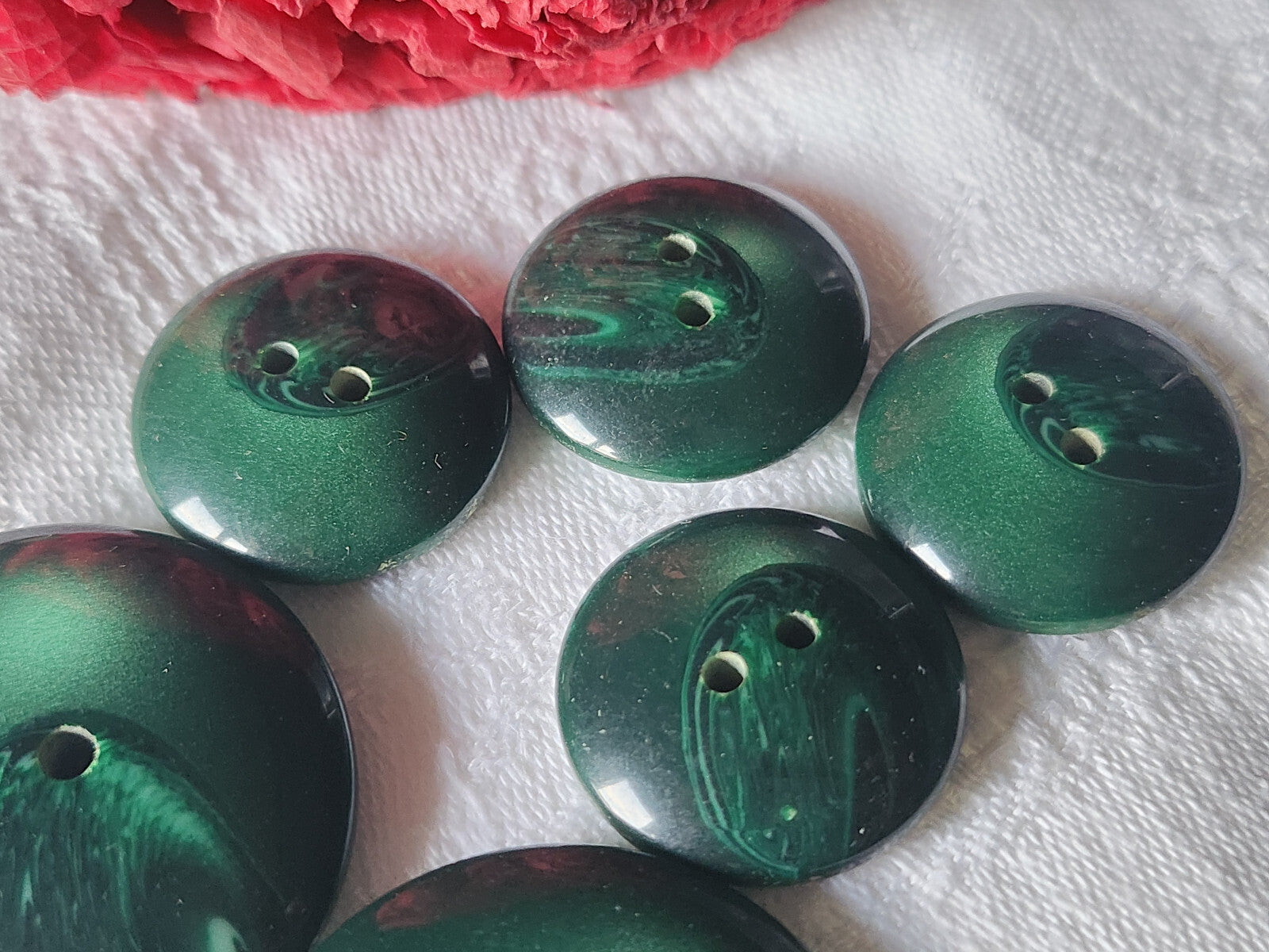lot 6 boutons vintage vert  veiné 2,2 et 3,4  cm trous  ref 2162