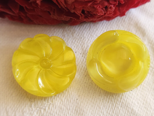 Duo boutons vintage en verre jaune laiteux travaillé 1,7 et   1,8 cm G19I
