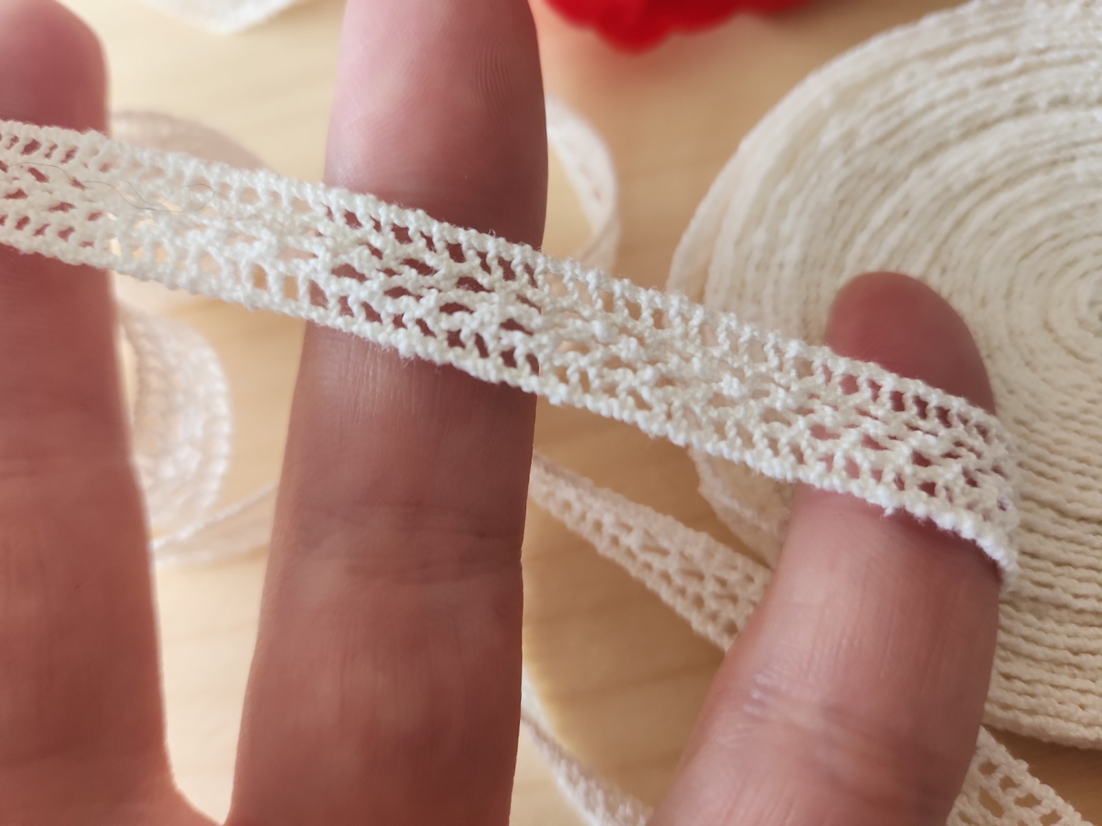 Dentelle ancienne main entres deux 5 mètres 70 sur 1,2 cm T7