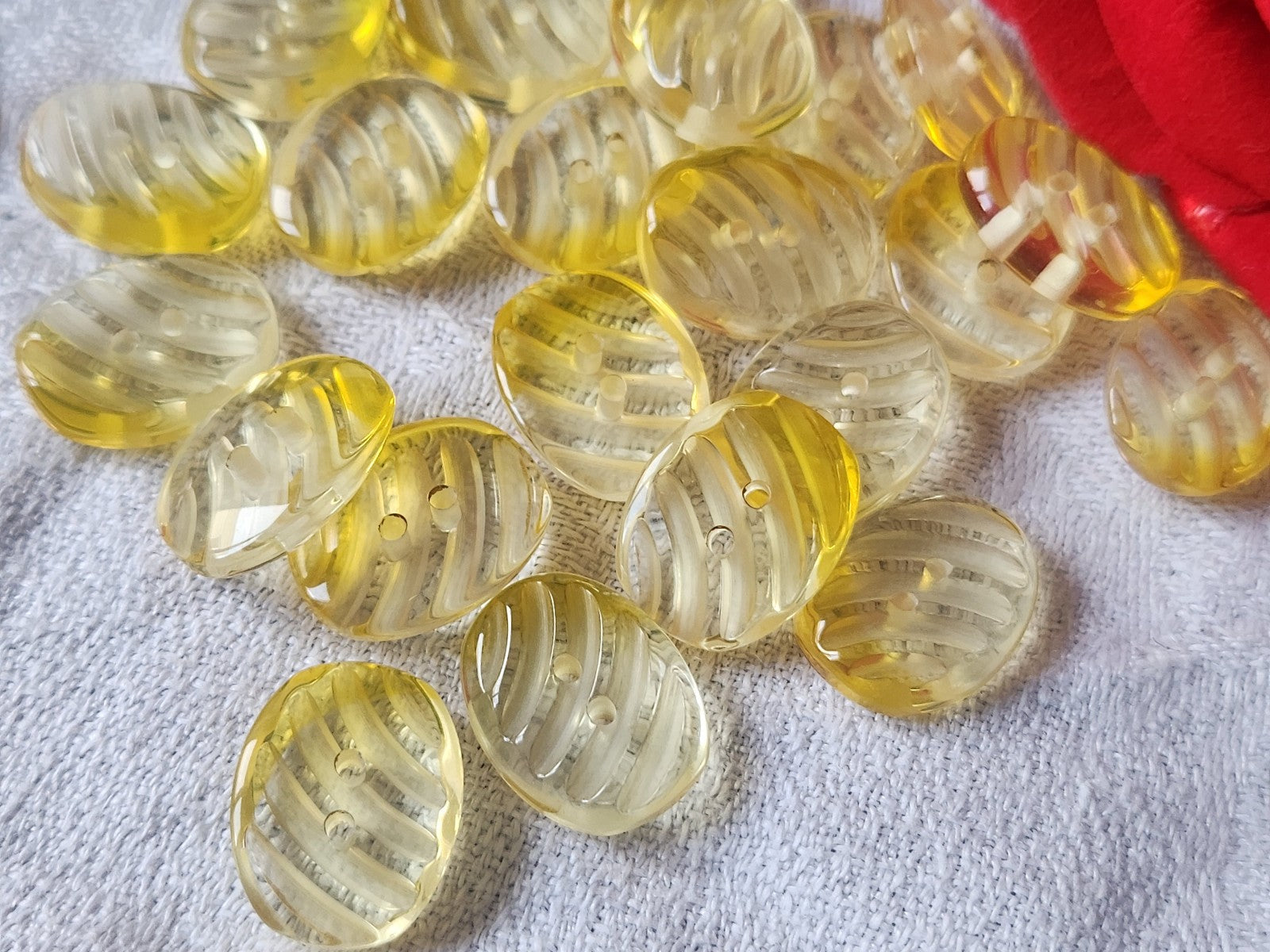 Lot 10 boutons vintage jaune caùaieu ovale strié 1,4 sur 1,8 cm ref 5682