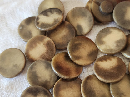 Lot 29 boutons anciens en corozo  marron panaché 1,5 cm ref 3857