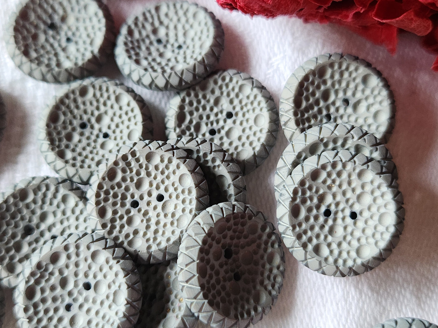 Lot 16 boutons vintage gris bleuté alveole dentelle relief 1,5 cm ref 3288