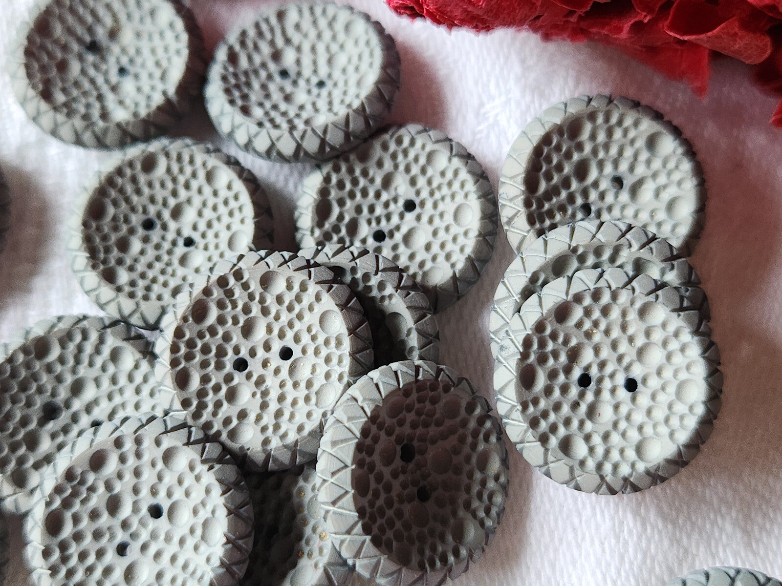 Lot 16 boutons vintage gris bleuté alveole dentelle relief 1,5 cm ref 3288