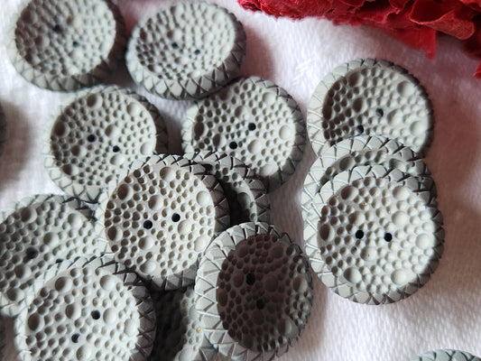 Lot 16 boutons vintage gris bleuté alveole dentelle relief 1,5 cm ref 3288