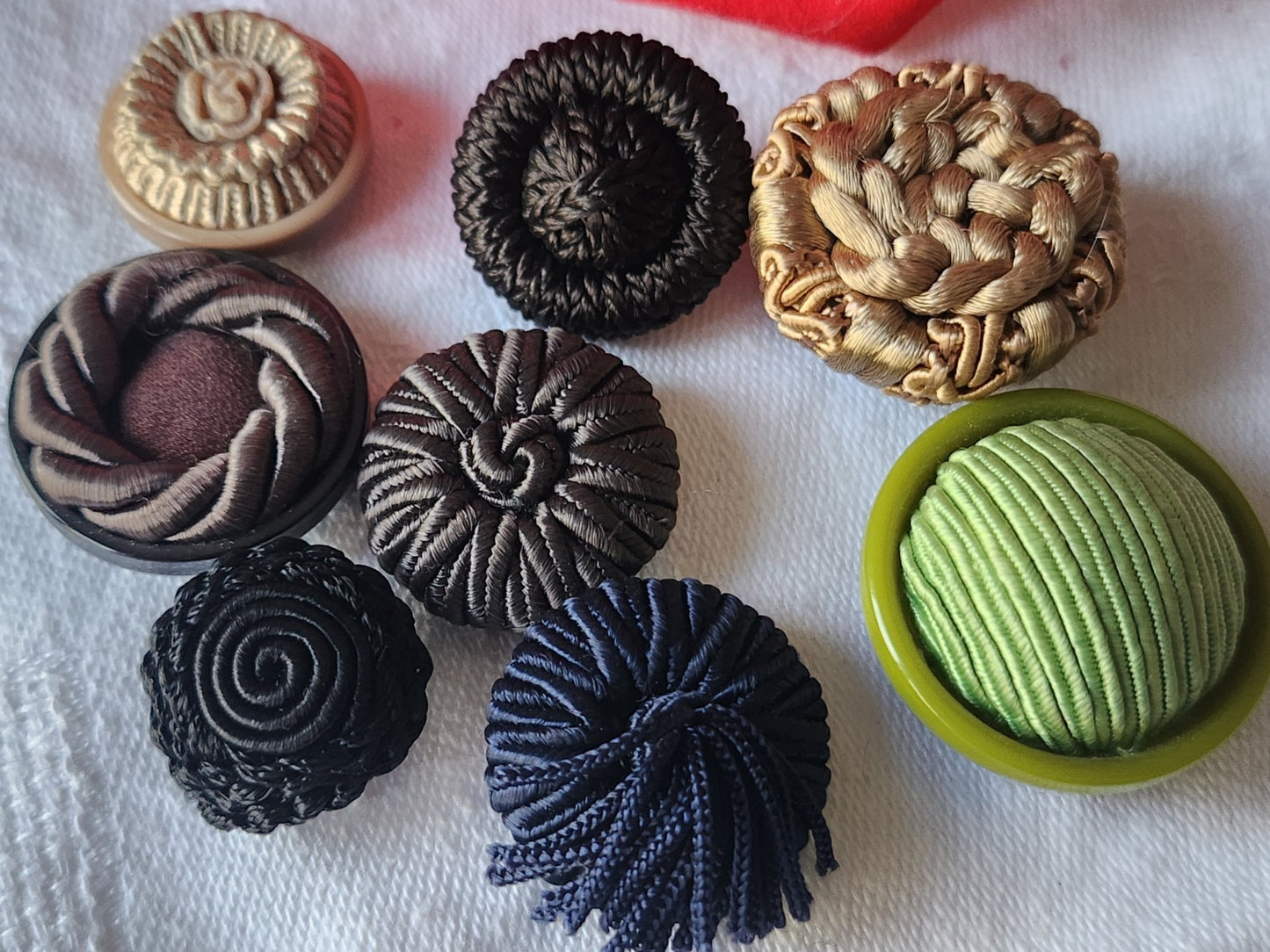 Lot 8 boutons anciens/vintage en passementerie 1,7 à 2,6 cm panaché  ref 3934