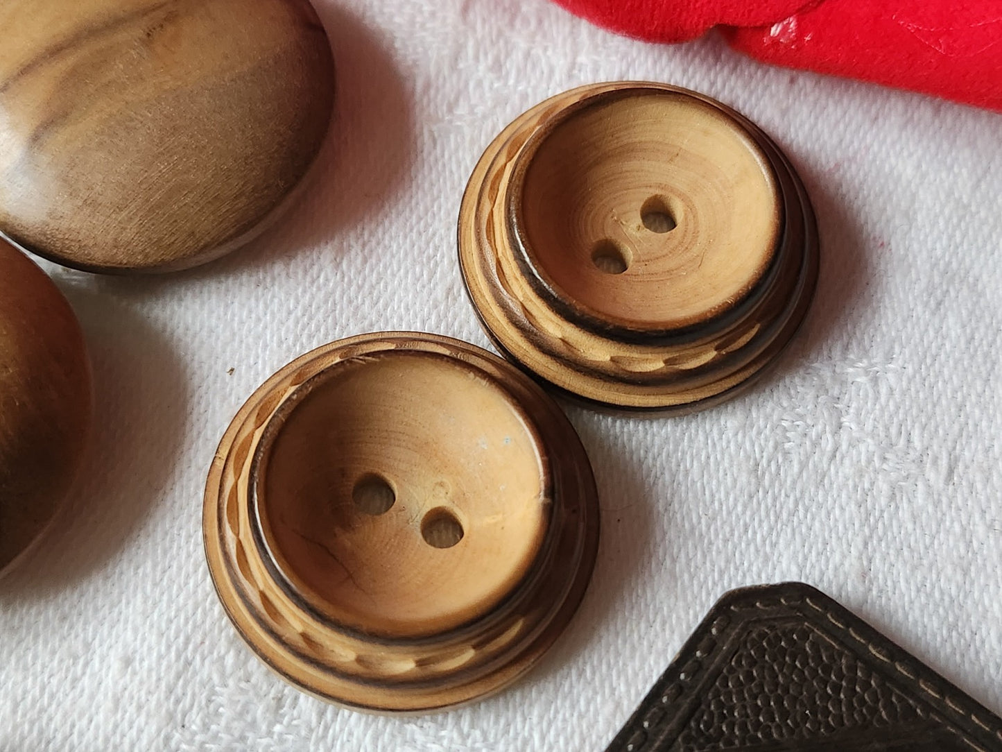 Lot 10 boutons anciens en bois duo 2,4 cm à 2,8 cm ref 2199