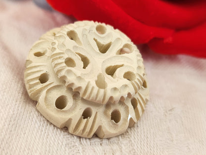 Bouton ancien collection créme sculpté joli ajouré motif 3 cm  ref 5953