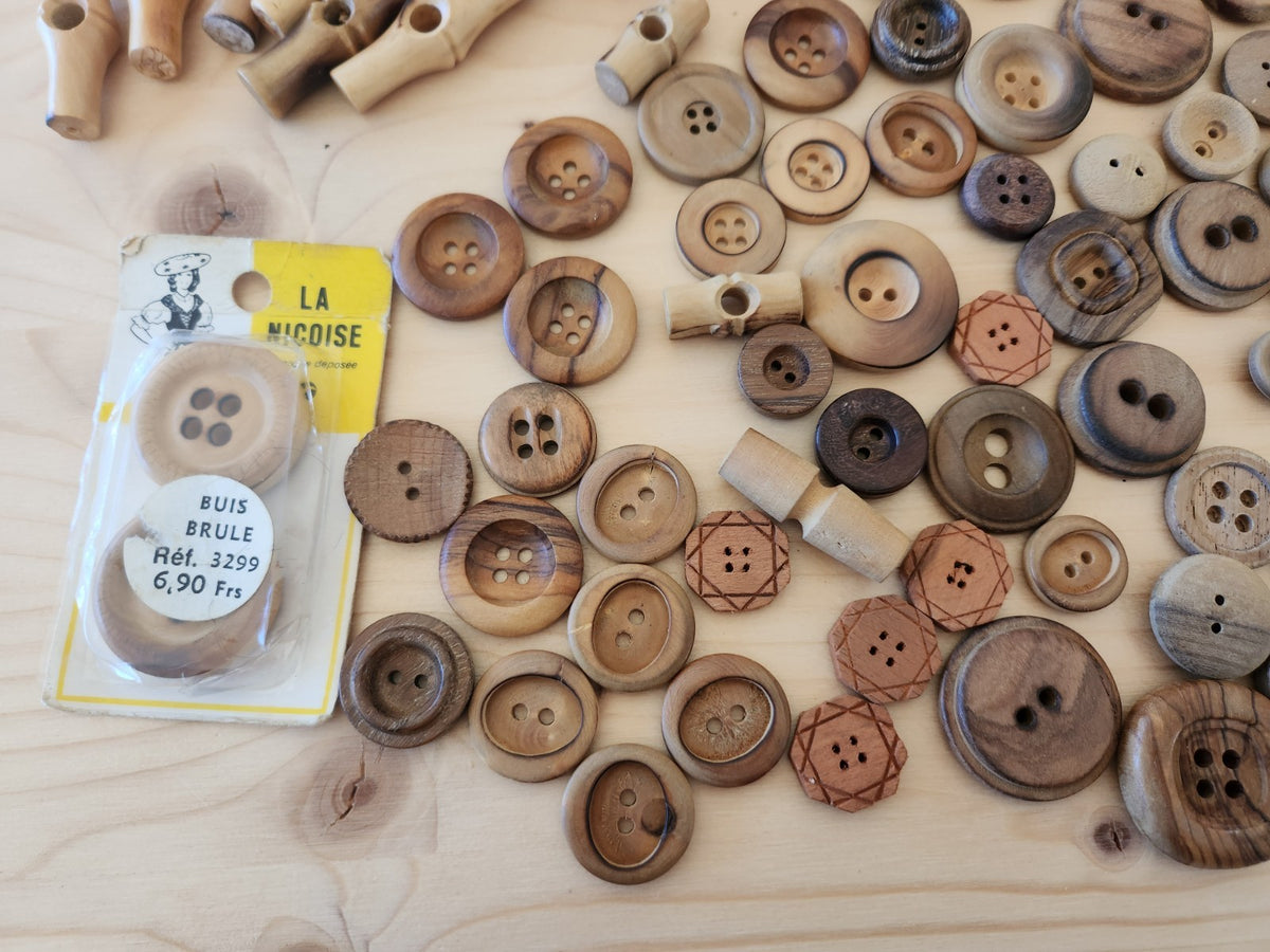 Gros lot de boutons en bois anciens brut trous listing en photo T10