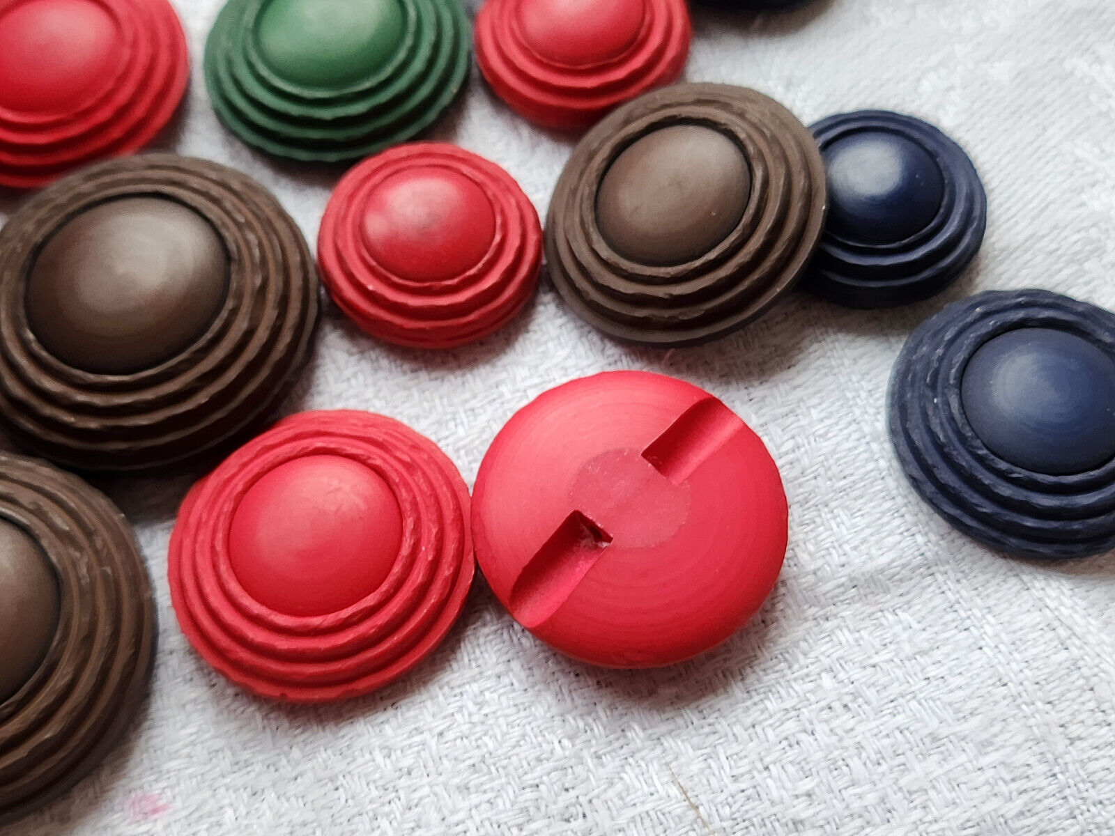 Lot 13 boutons vintage  mat à pied travaillé panaché  1,7 à  2,6 cm ref 3300