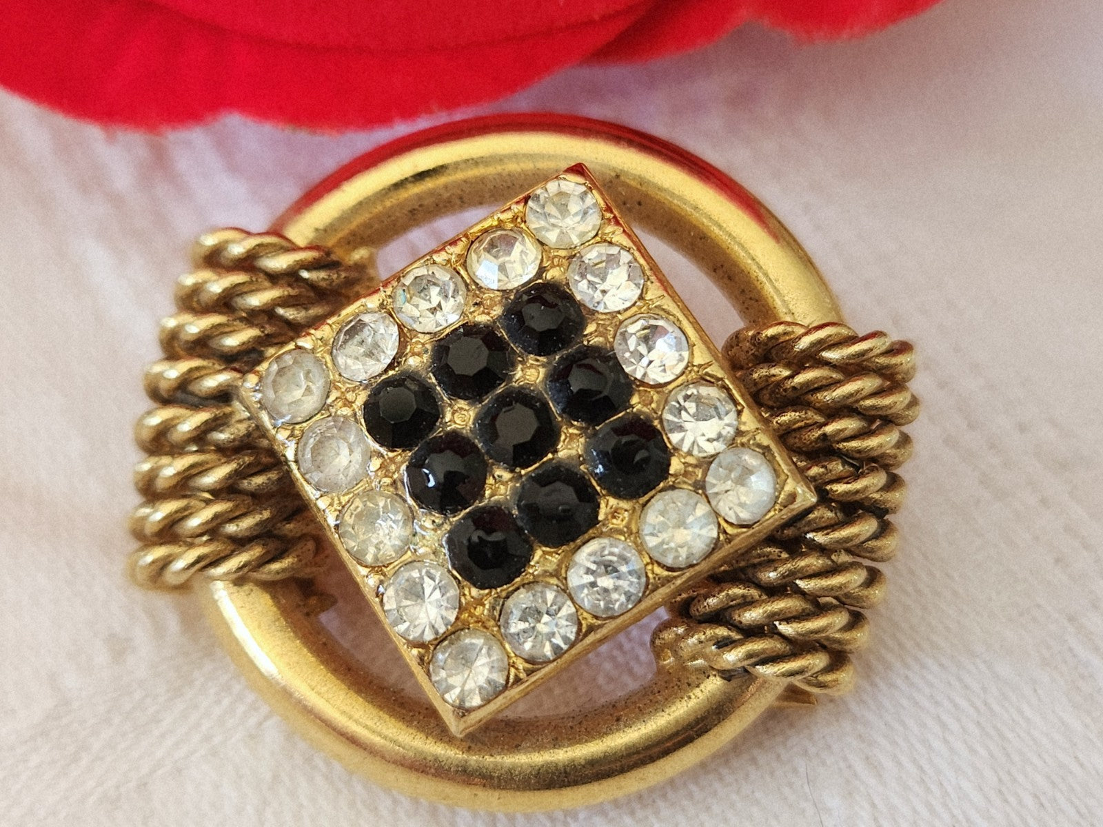 Superbe et gros bouton vintage metal paré de strass doré 3,1 cm ref 3883