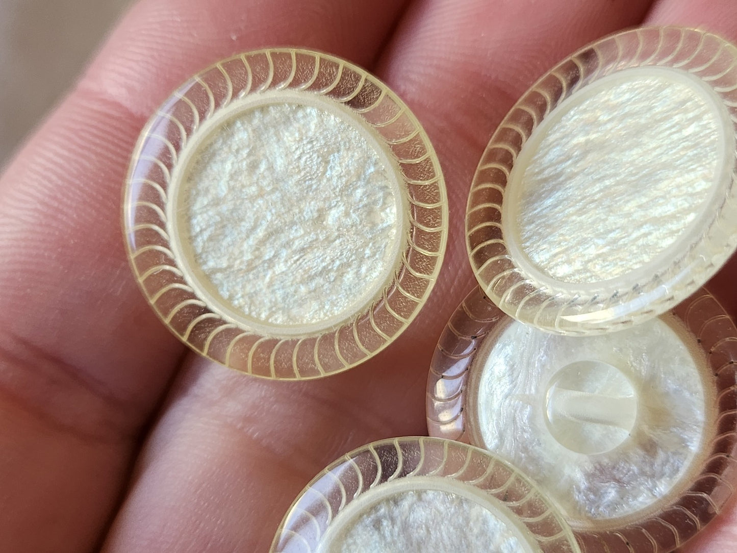 Lot 6 boutons vintage coeur blanc satiné nacré pied 2,2 cm ref 801