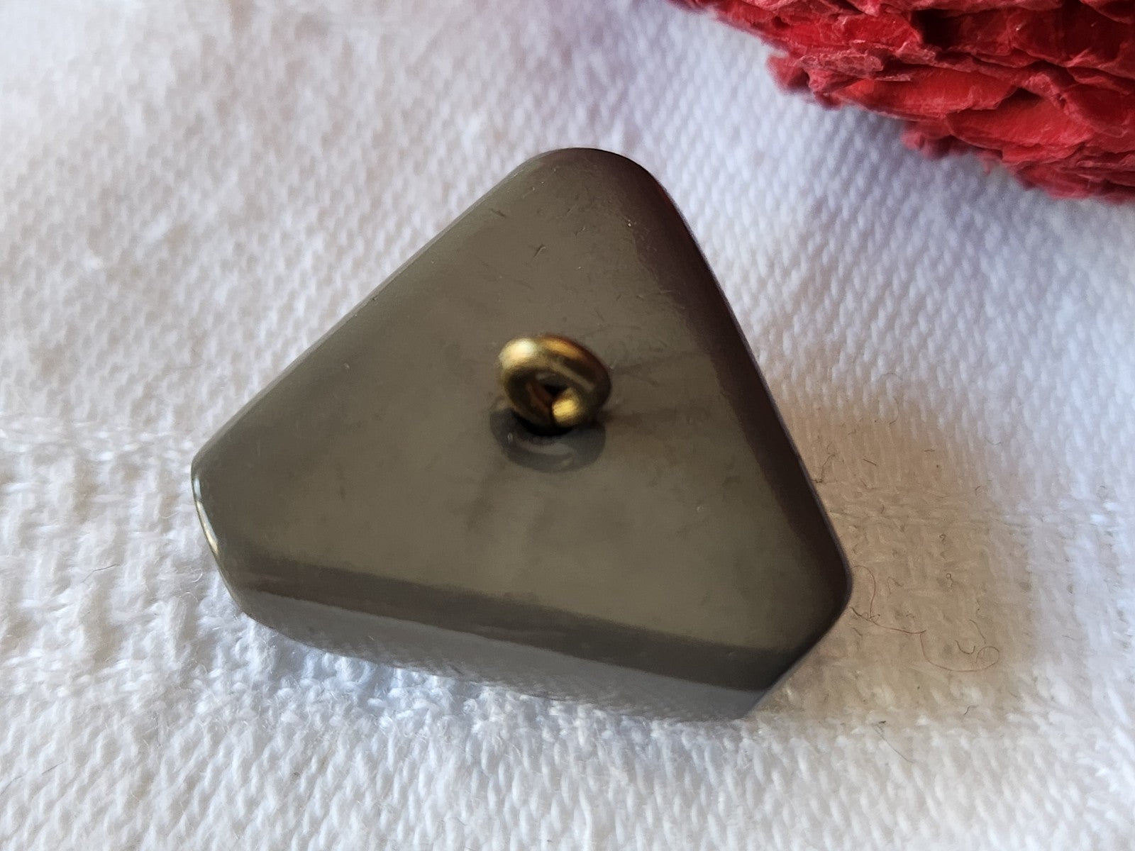Bouton vintage triangle volume gris pied metal 2,3 cm G15F
