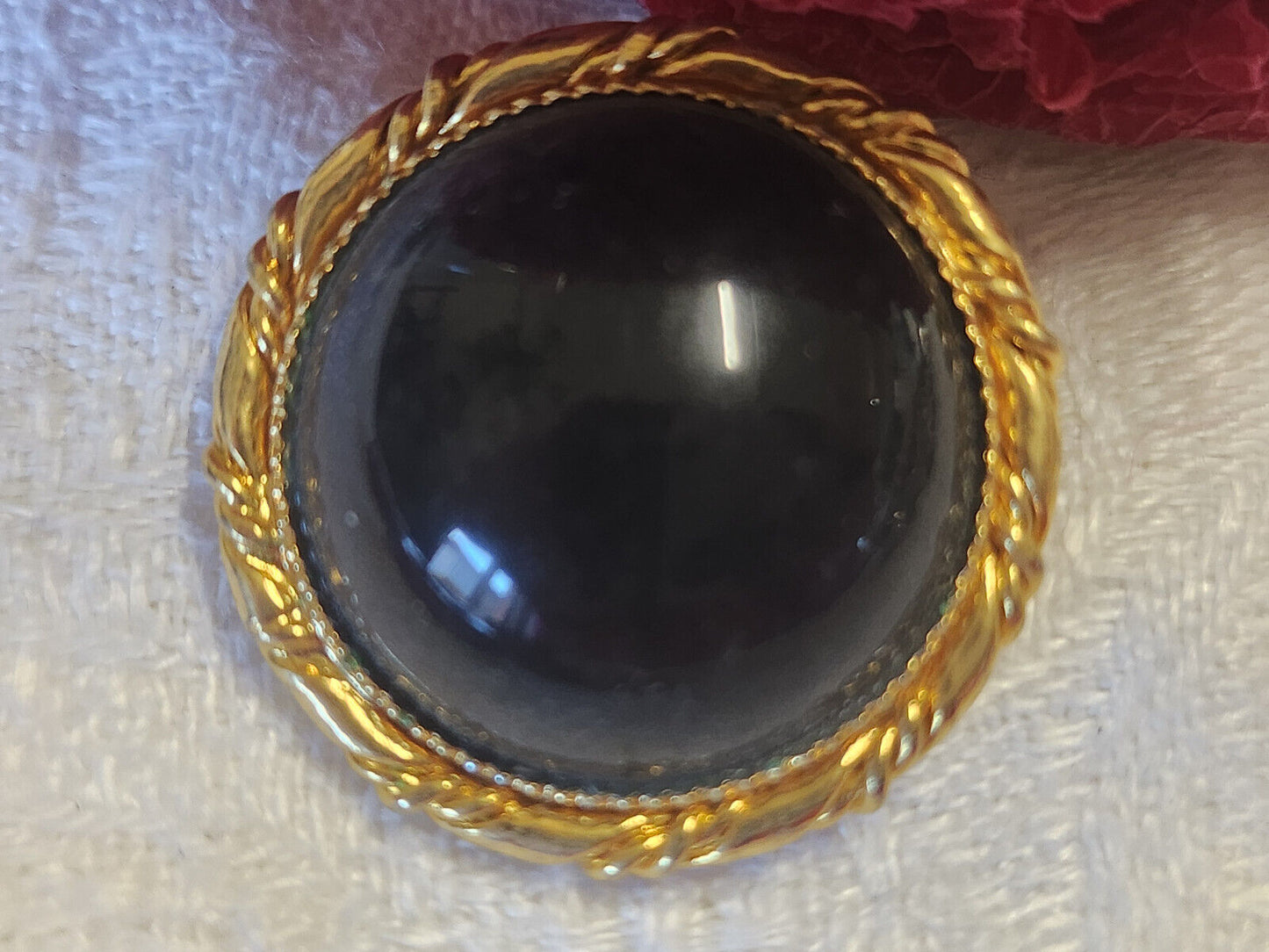Gros bouton vintage en métal doré et noir bombé pied 2,5 cm ref 0035
