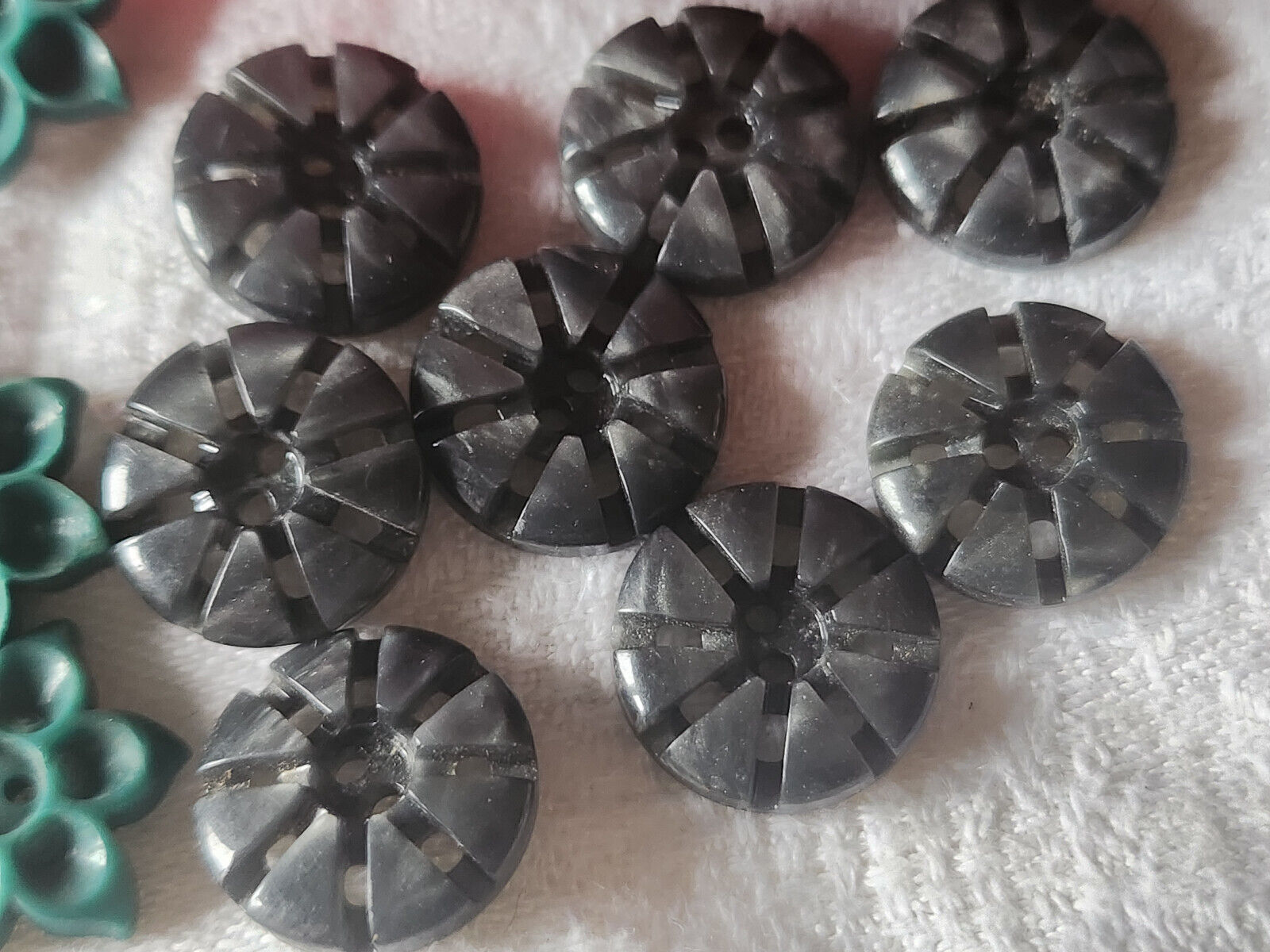 Lot 14 petits boutons anciens travaillé gris vert 2 series 1,5 et 1,7 ref 616
