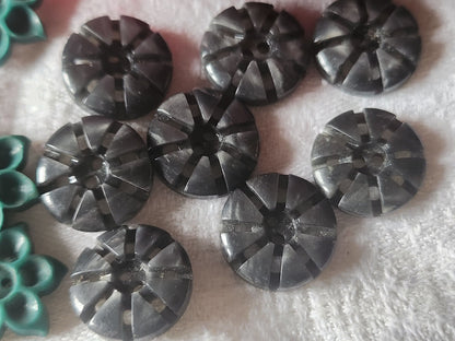 Lot 14 petits boutons anciens travaillé gris vert 2 series 1,5 et 1,7 ref 616