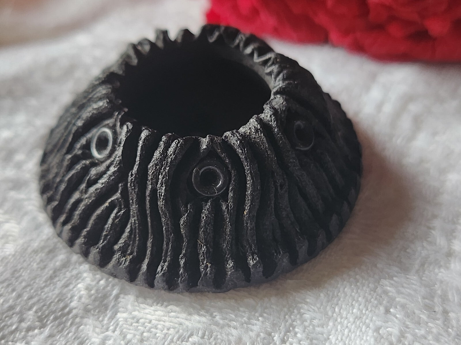 Volumineux bouton ancien vintage en résine  perlé  3,8 cm  noir ref 1083
