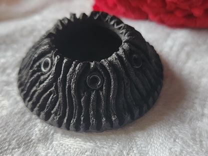 Volumineux bouton ancien vintage en résine  perlé  3,8 cm  noir ref 1083