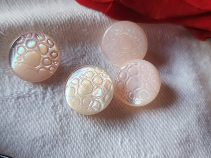 Lot 4 petits boutons anciens en nacre rose alveole pied 1,2 cm G17B