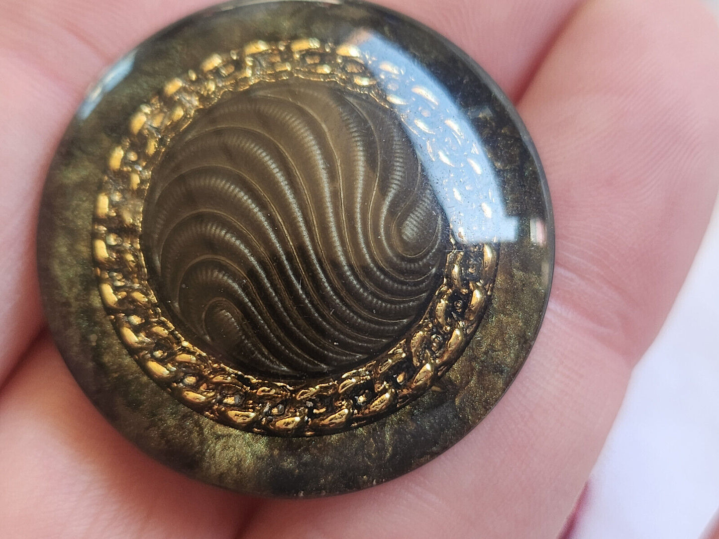 Gros bouton vintage inclusion doré pied vert superbe 3,3 cm ref 559