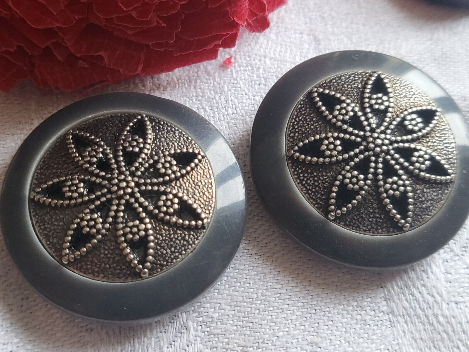 Duo gros boutons vintage gris motif métal è pied  3,1 cm ref 2059