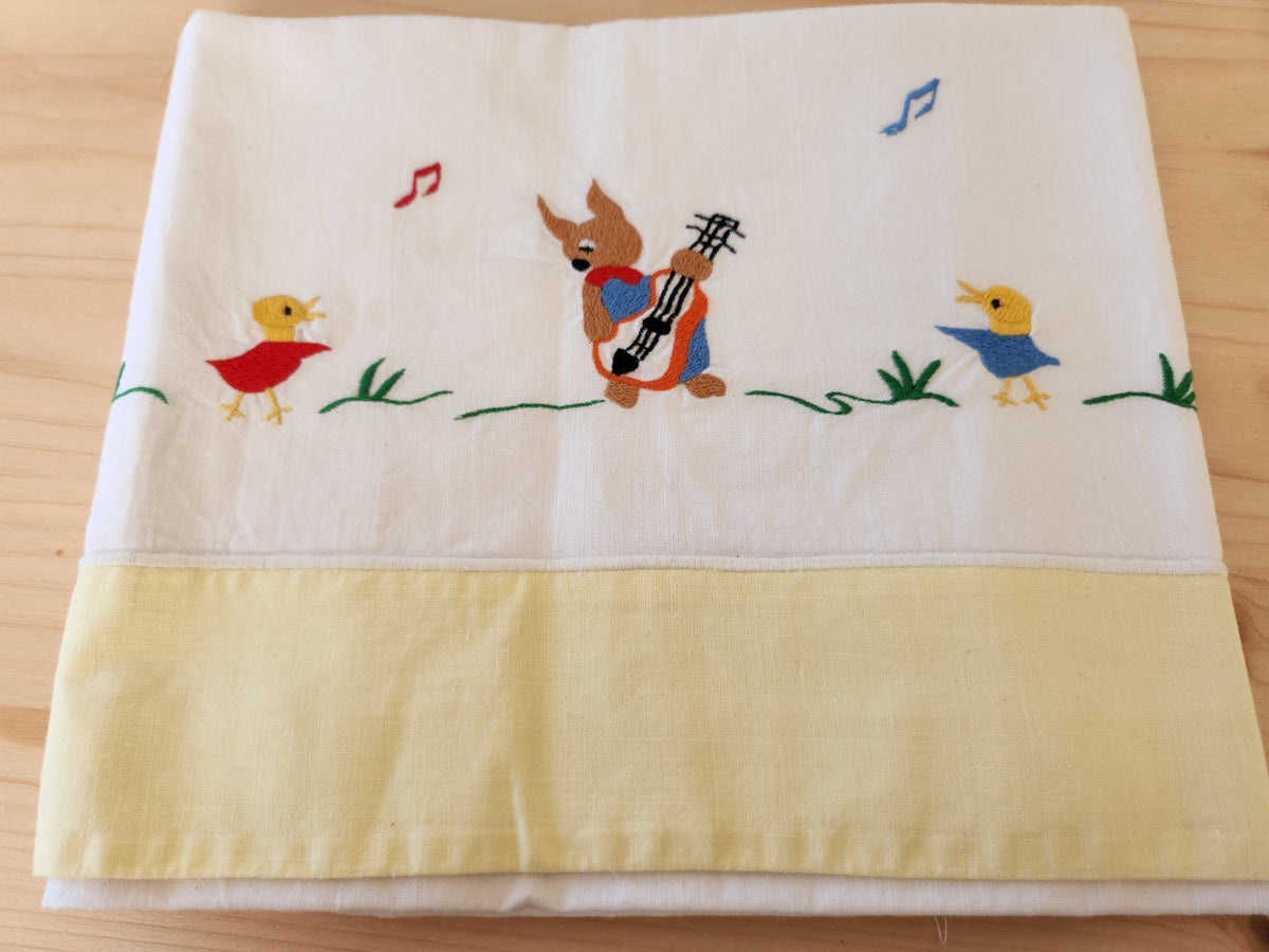 Ancien petit drap  enfant bébé vintage broderie ours musicien B8