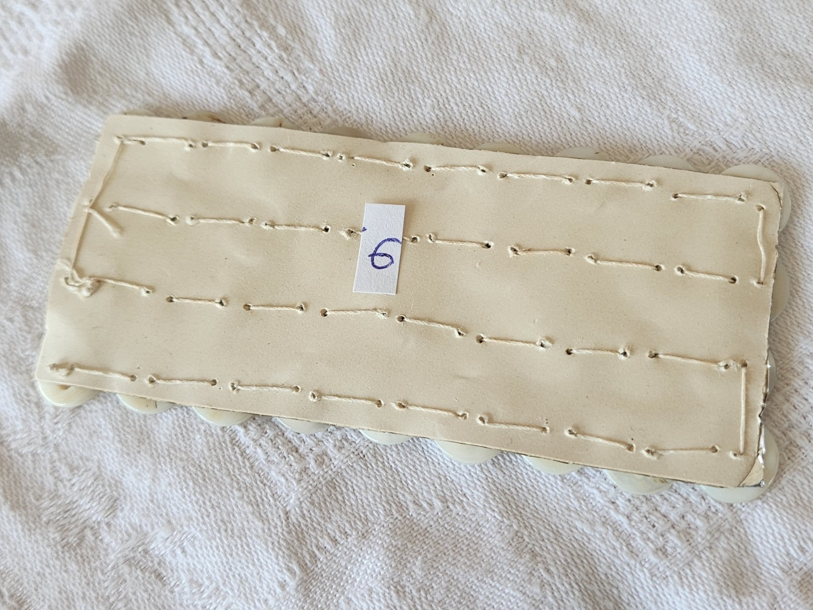 Plaque lot 36 boutons anciens en nacre blanc trous 1 cm corsage mini N°6