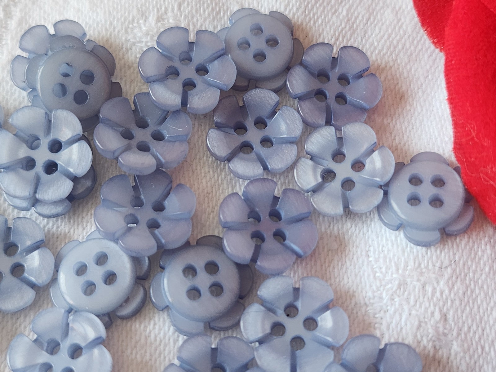 Lot 20 boutons vintage petits marguerite bleu 1,2 cm mini trou ref 1602