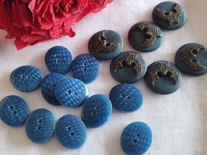 Lot 16 boutons  vintage  panaché bleu à trou 2 séries 1,4 et 1,6 cm ref 1062