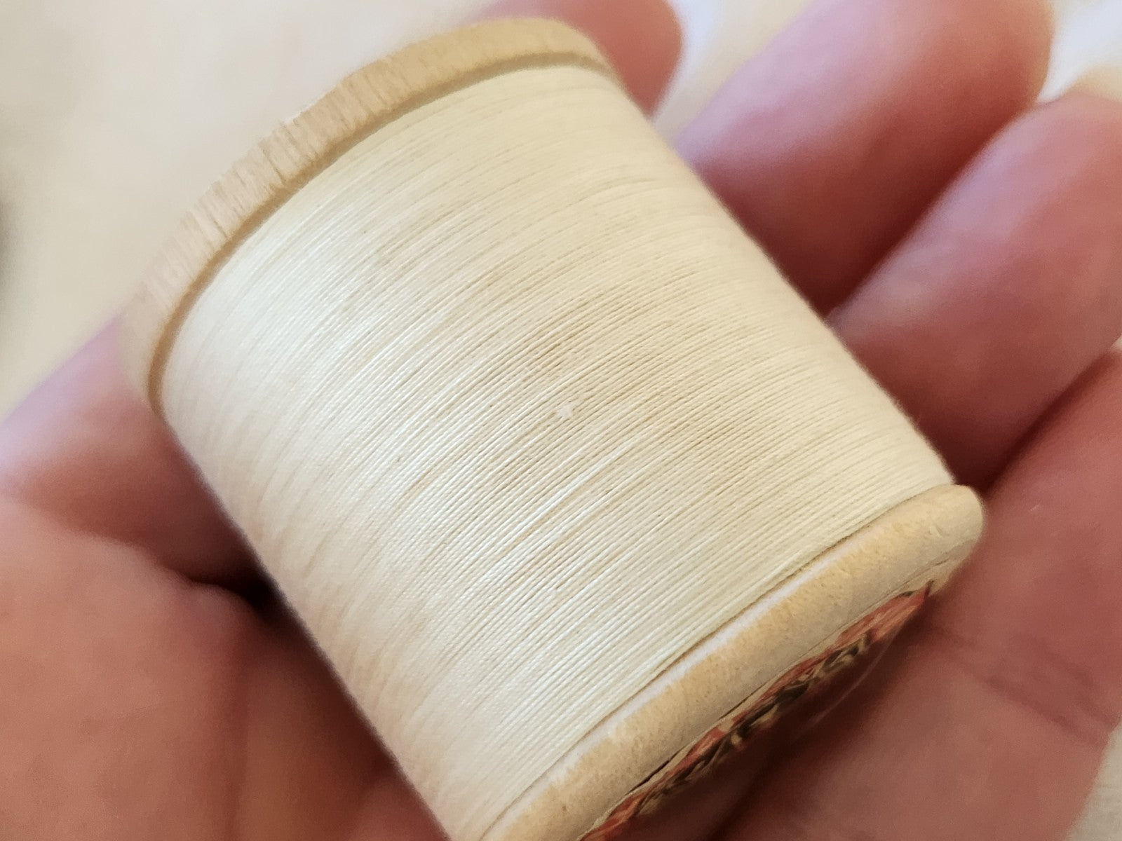 Bobine ancienne en bois fil blanc mercerie à l'hamecon poids: 38 grammes T2