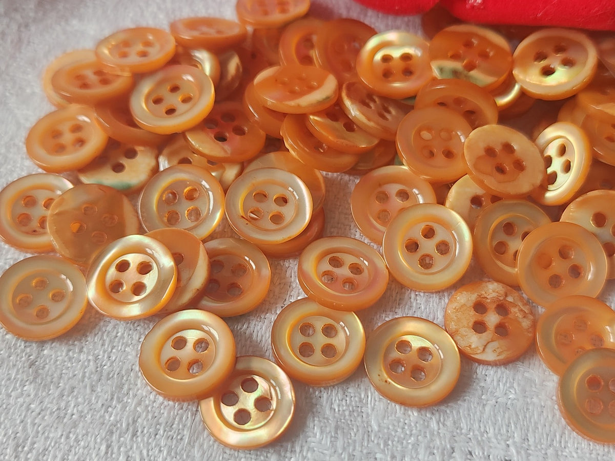 Lot 12 boutons vintage en nacre  orange  4 trous  1,1 cm ref 3188