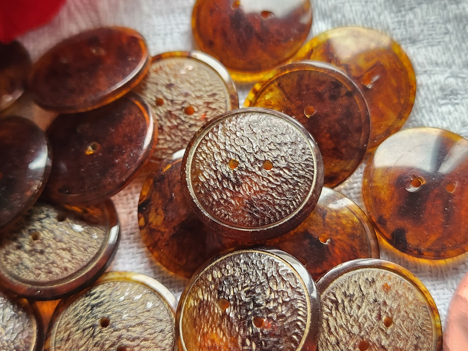 Lot 14 boutons vintage effet ecaille motif  1,7 cm trous ref 3792
