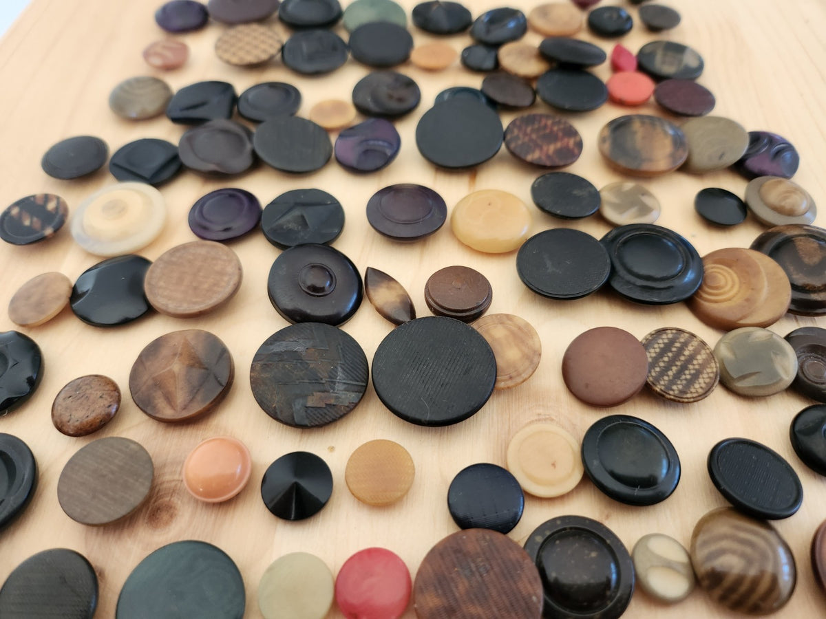 Lot 100 boutons anciens en corozo à pied 1 cm à 2 cm N°3 T10
