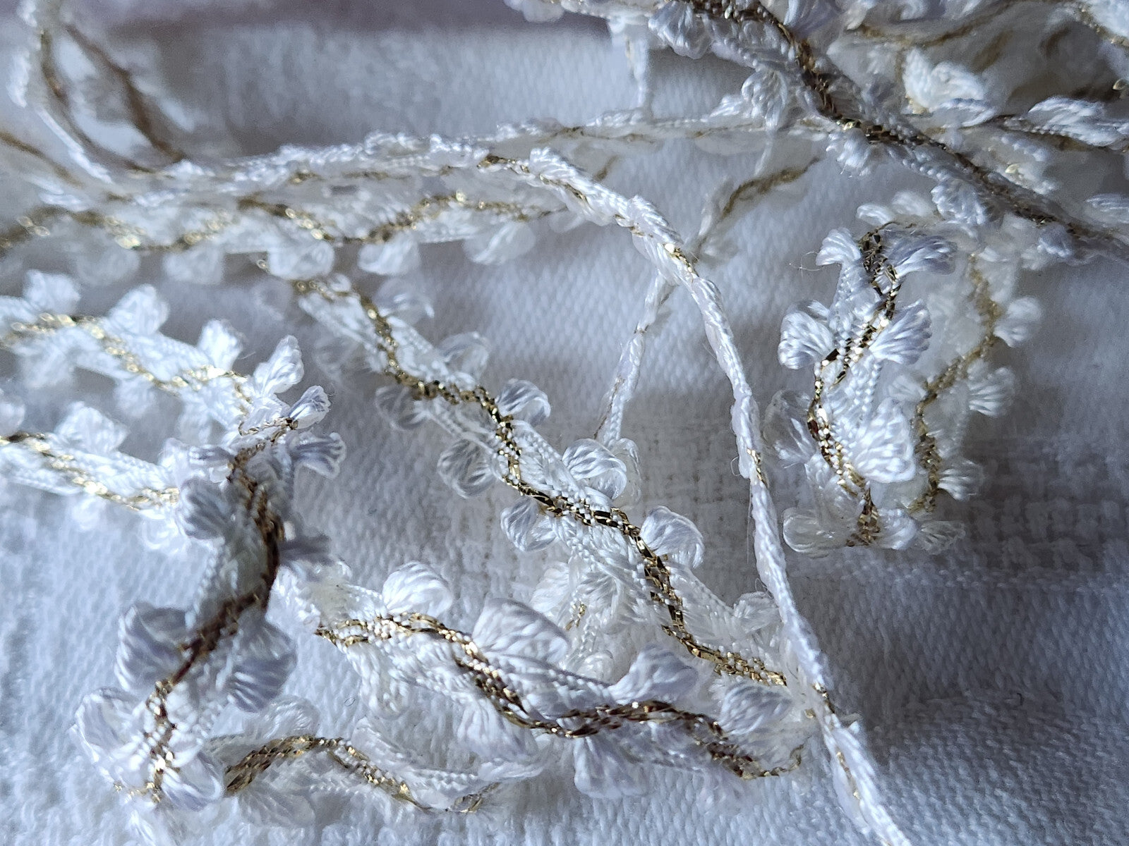 Galon blanc  effet roccoco fin  doré  3 mètres sur 0,9 cm A 3
