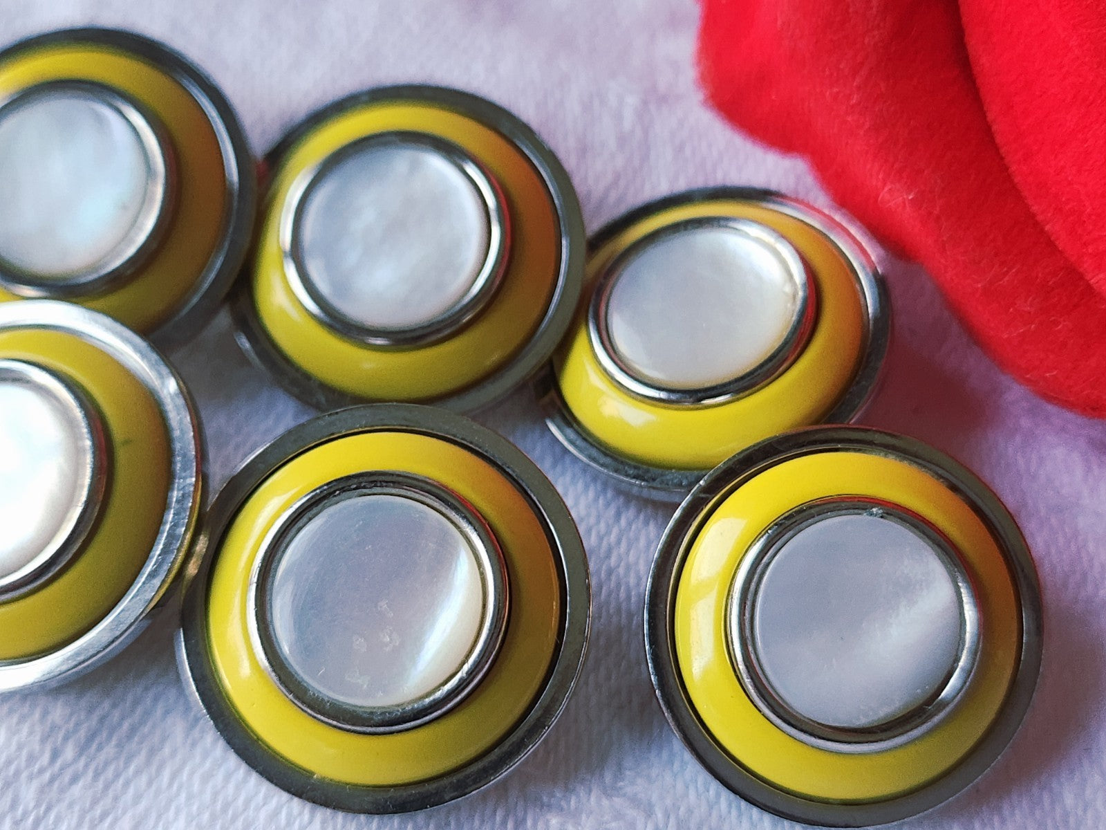 Lot 6 boutons anciens en metal coeur en nacre jaune 1,7 cm ref 3928