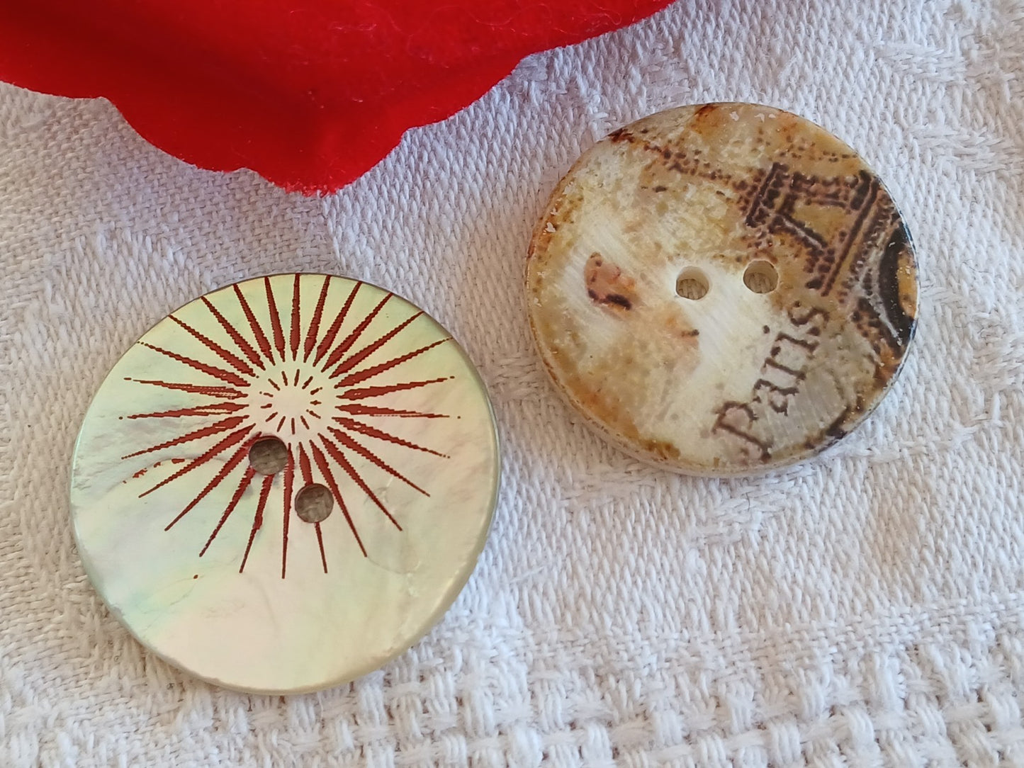 Duo boutons en nacre à trous motif paris 2,8 et 2,6 cm D16F