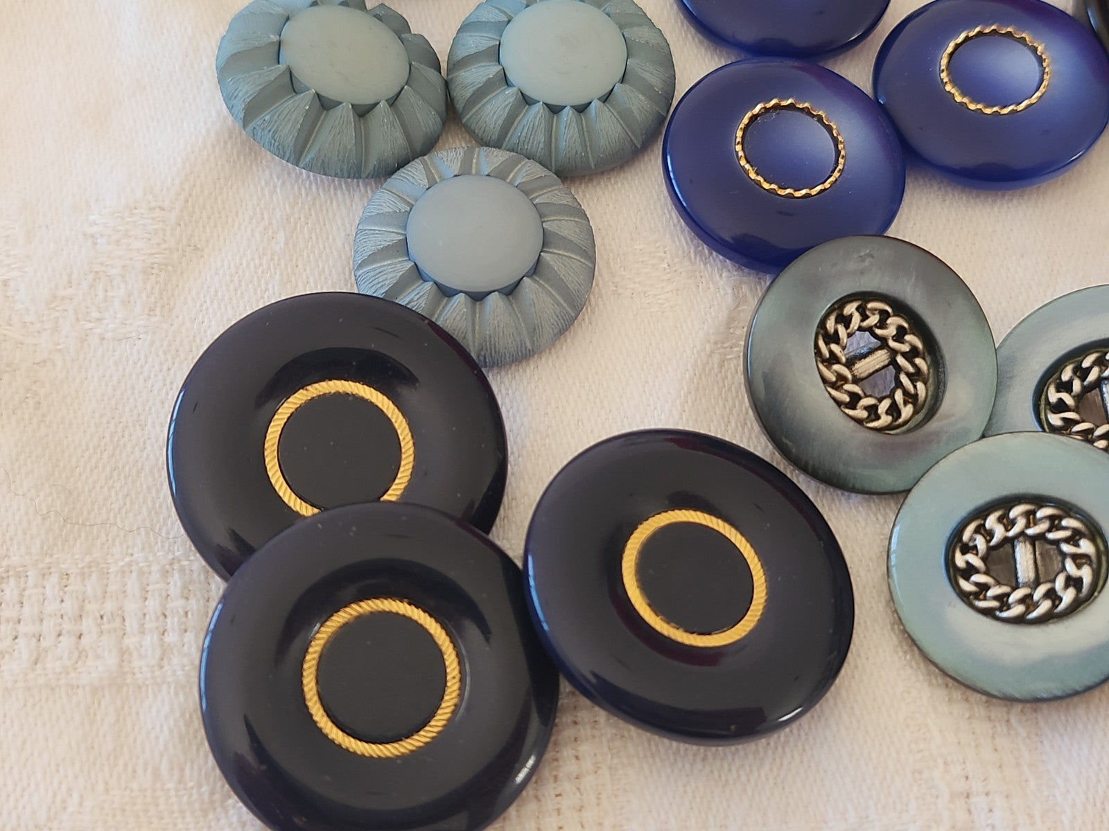 Lot 24  boutons vintage bleu trio 2,1 cm à 3 cm panaché ref 6065