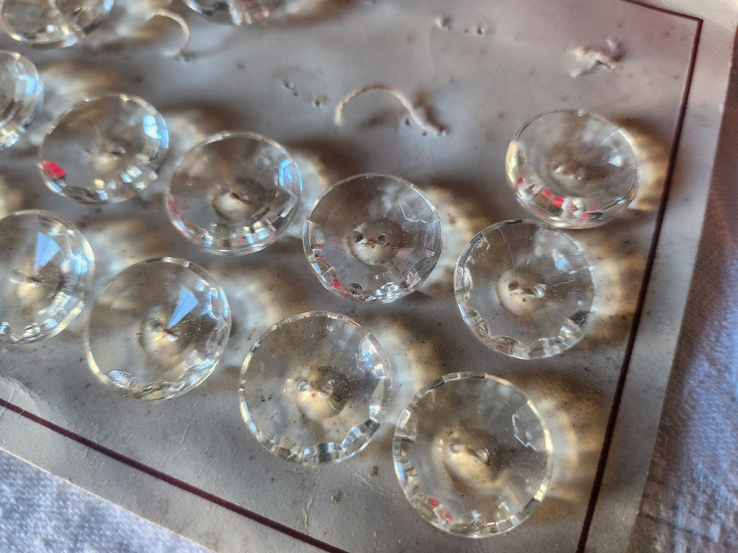 Plaque lot 18 boutons anciens en verre art deco transparent trous1,8 cm