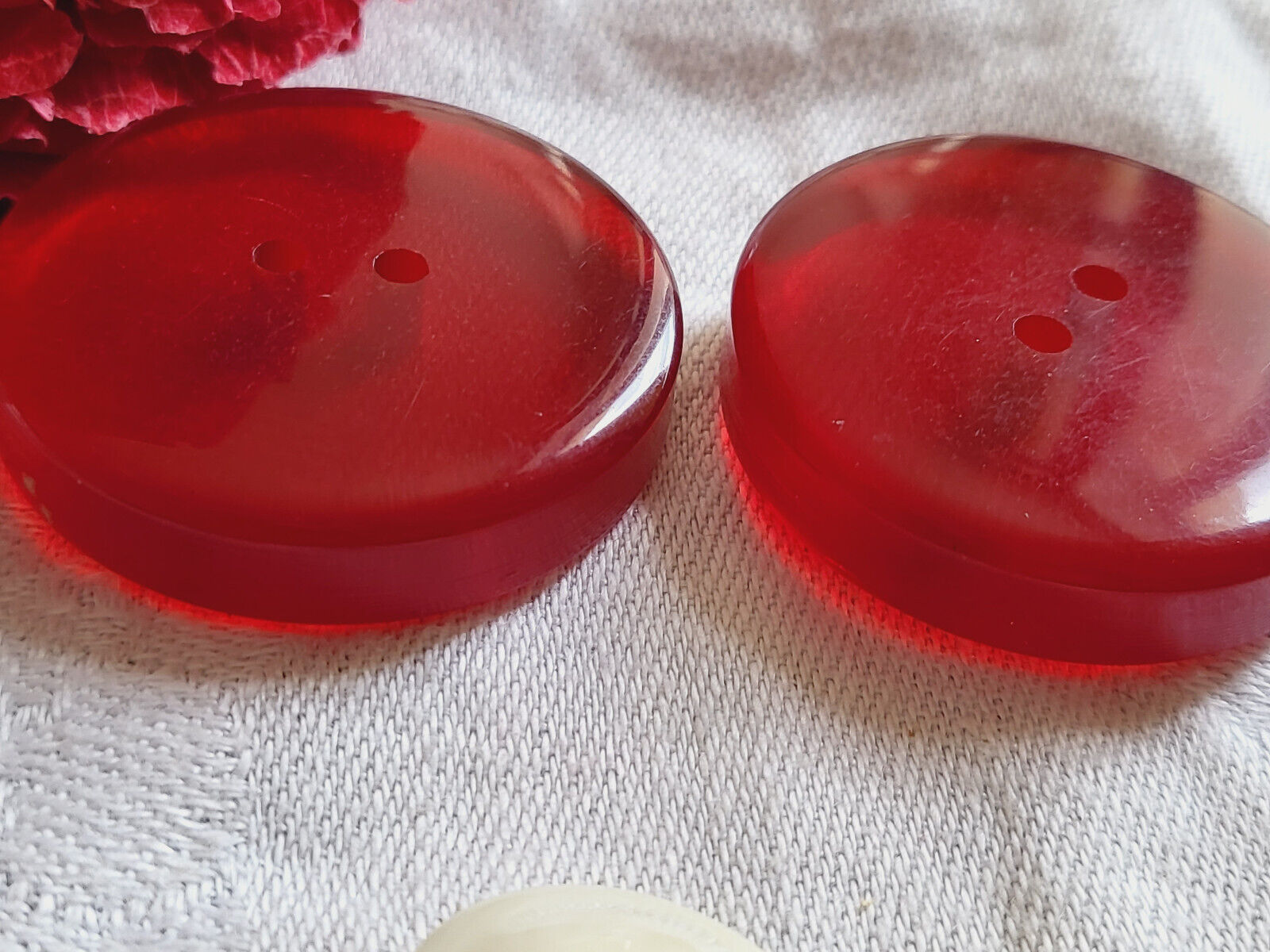 Duo gros boutons vintage anciens rouge transparent épais 3,5  cm ref 5845