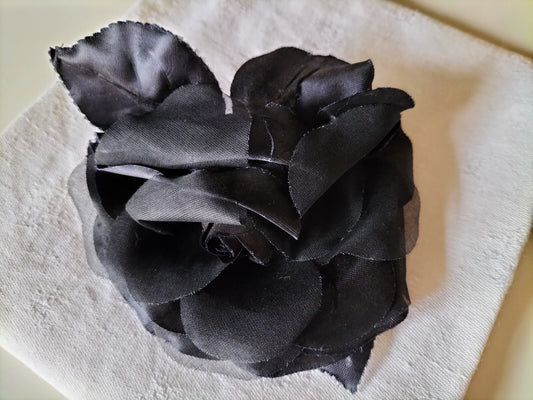 Grosse fleur ancienne noir  montée sur broche 11 cm sur 13 cm T0-81