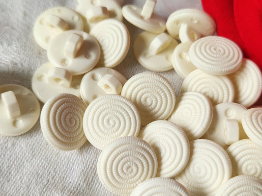 Lot 30  boutons blanc creme spirale  fond d'atelier  pied 1,6 cm   ref 1636