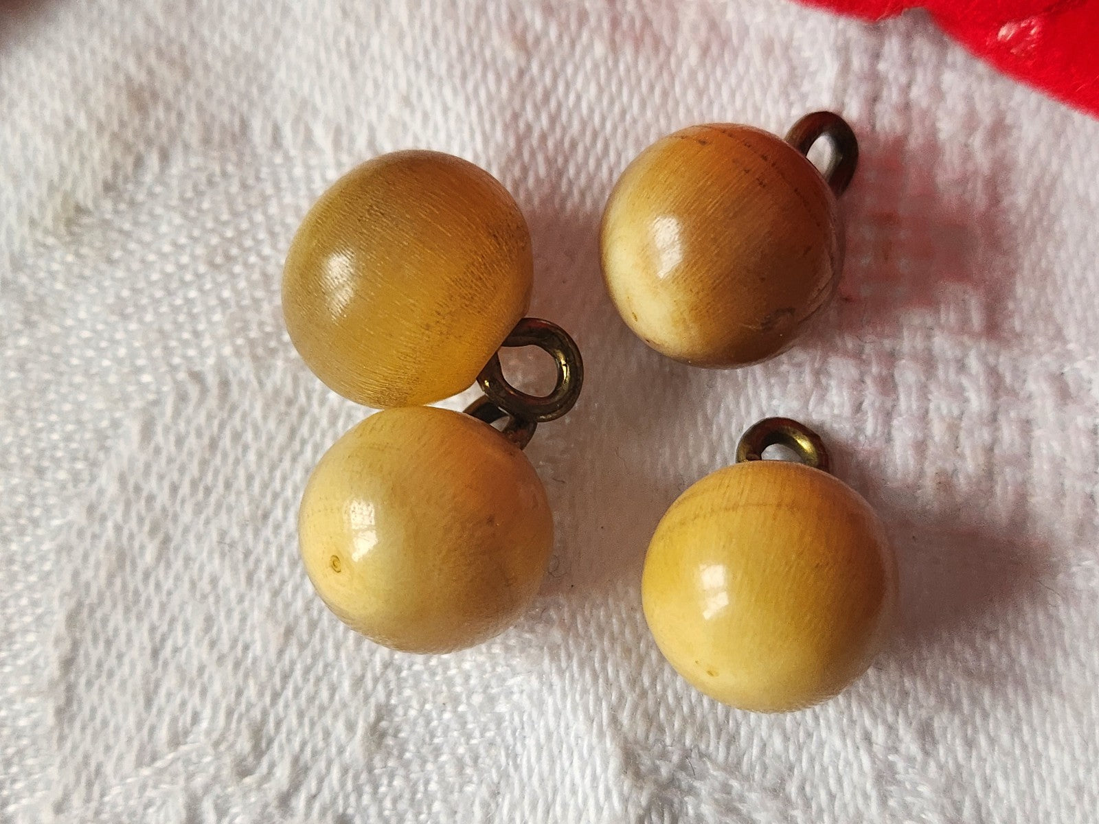 Lot 4 boutons anciens beige grelot pied metal 1/1,1 cm D6D
