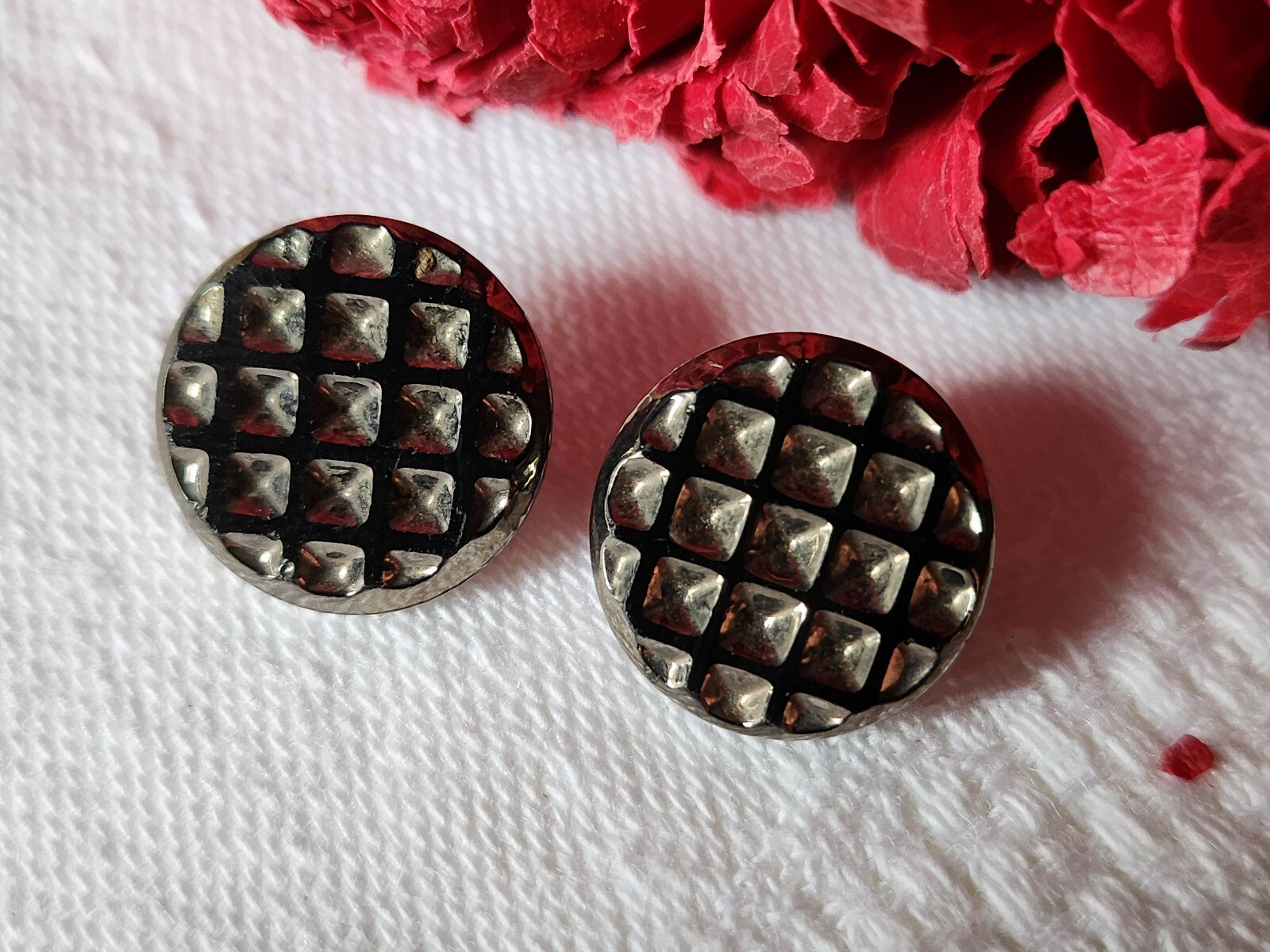 Duo  boutons anciens en verre noir quadrillé argenté 1,4 cm G12A