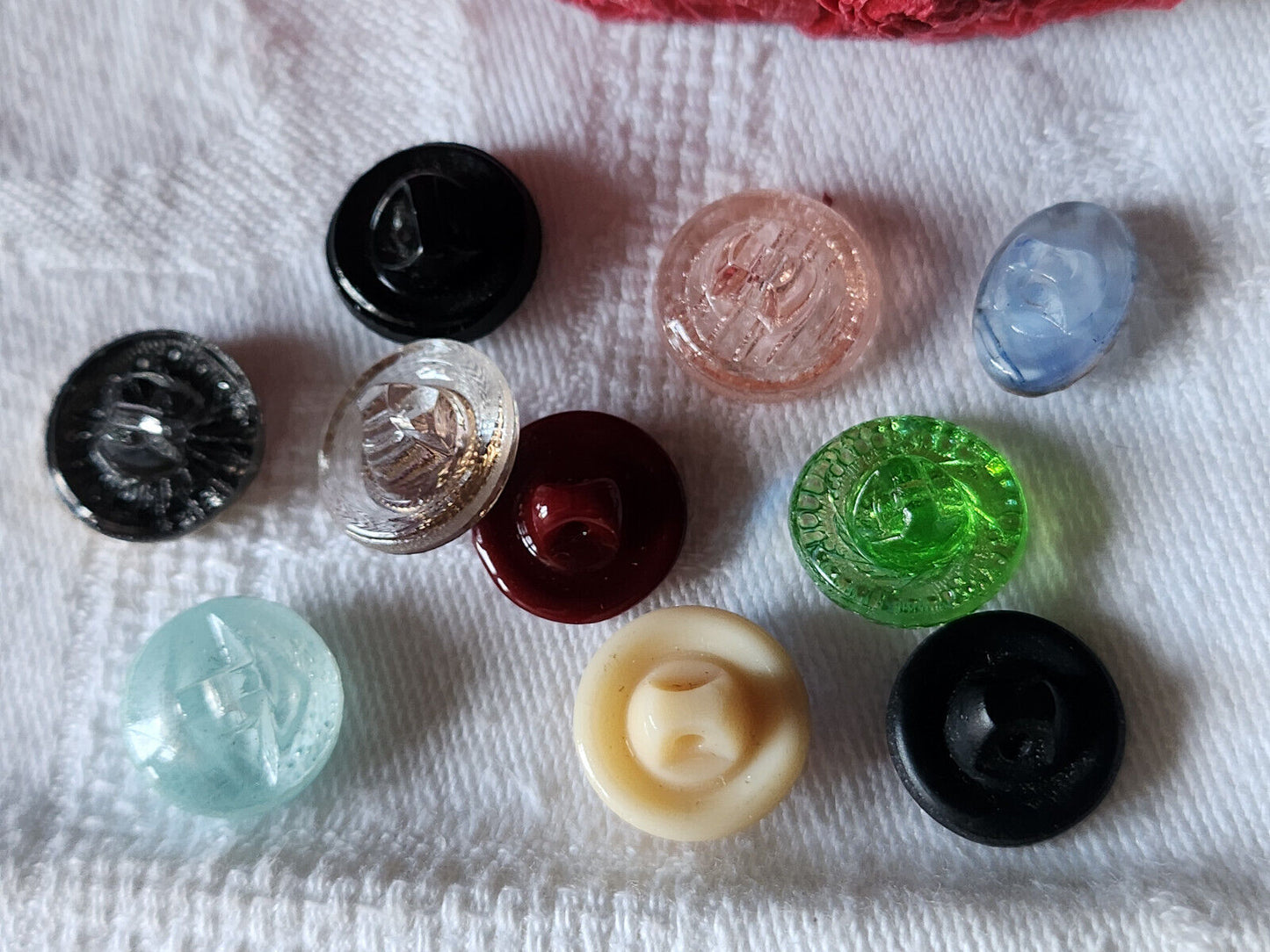 Lot 10 boutons anciens en verre colorés panaché 1,3 à 1,4 cm ref 3174