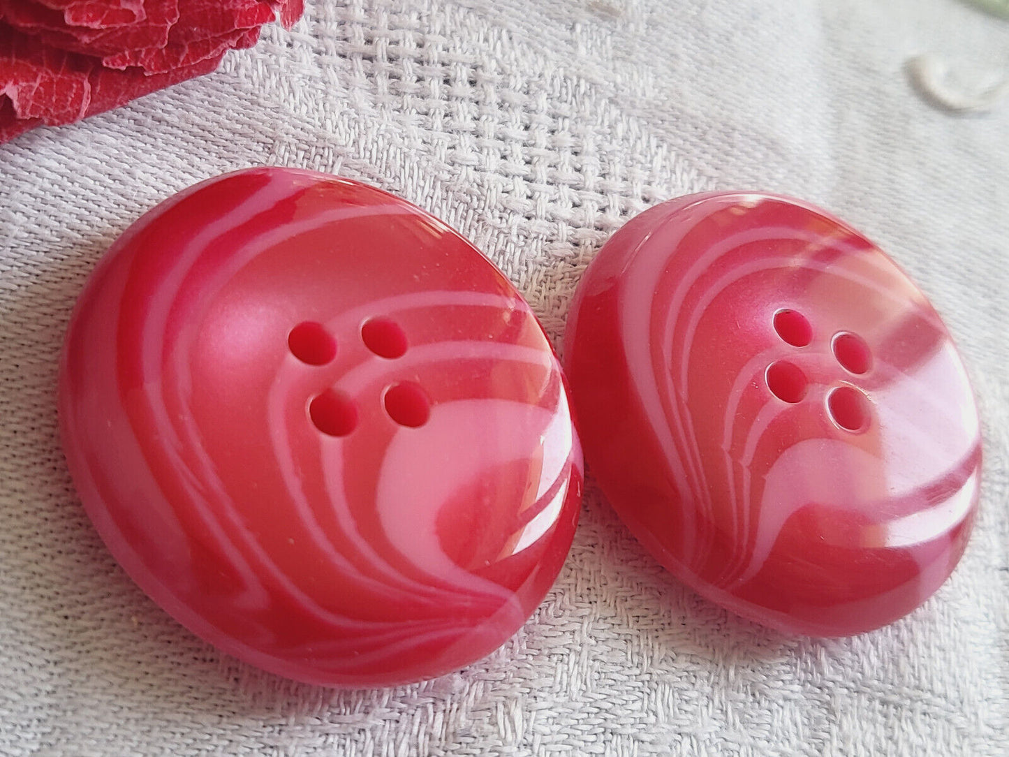 Duo gros boutons vintage rose veiné épais ovale 3,4 sur 3,2 cm ref 4424