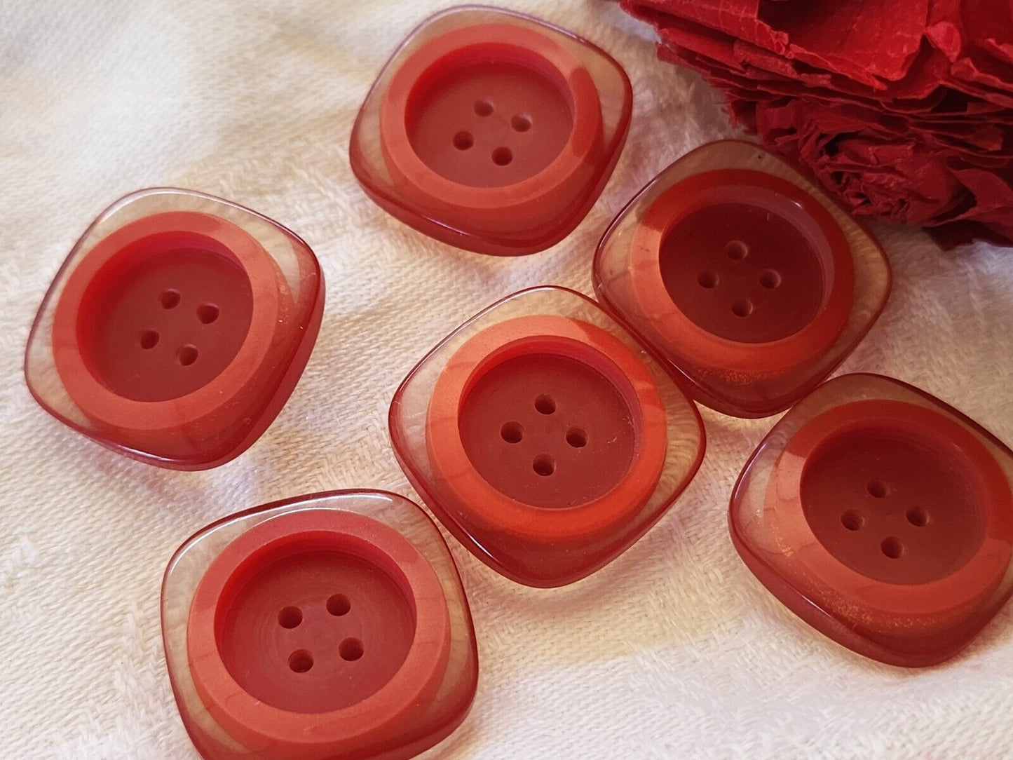 Lot 6 boutons vintage transparent rouge jolis à trous  2,3 cm ref 0019