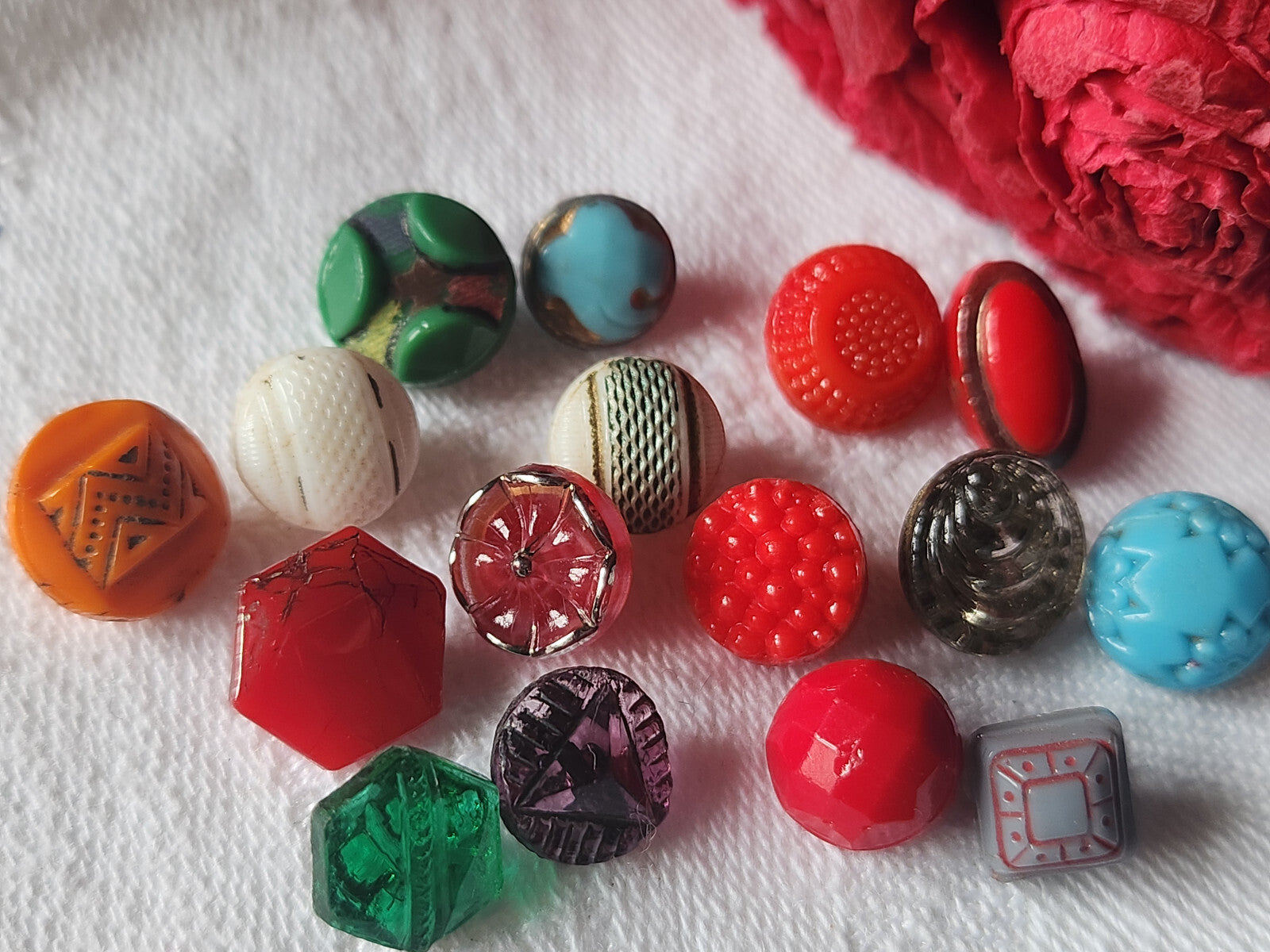 Lot 16 mini boutons anciens en verre  collection 0,7 à 1 cm ref 4847