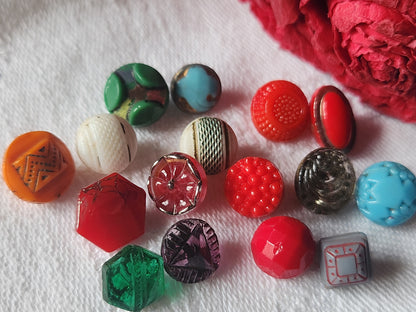 Lot 16 mini boutons anciens en verre  collection 0,7 à 1 cm ref 4847
