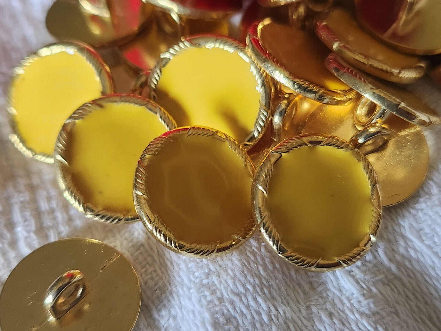 Lot 8 boutons vintage métal doré jaune  à pied 1,5 cm ref 3452